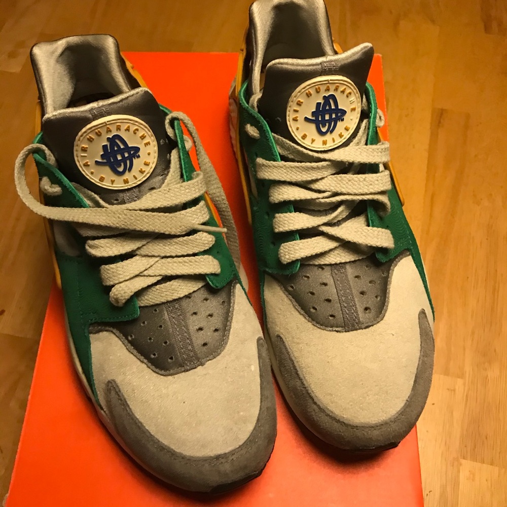 Men’s Nike huarache size 10 Looney Tunes throwback